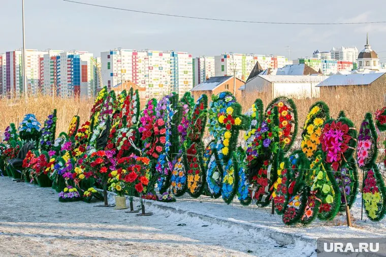 Всего власти планируют закупить 675 ритуальных венков