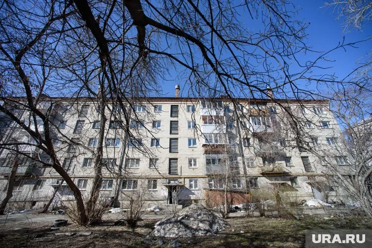 После падения ребенок выжил, сейчас он находится в больнице