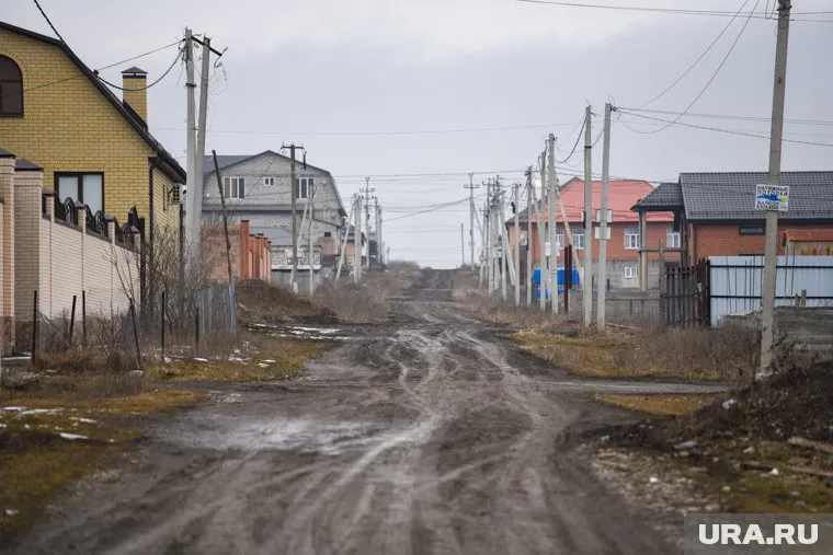 Дорога к дому, в котором проживают сироты, будет отремонтирована, заверил депутат Армен Бежанян (архивное фото)