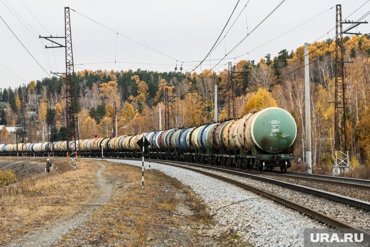 Свердловские спасатели усмирили пожар, в котором сгорели восемь цистерн