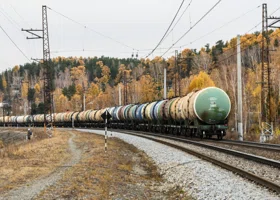 Свердловские спасатели усмирили пожар, в котором сгорели восемь цистерн