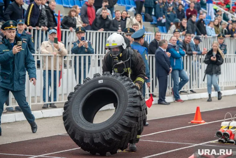 Пожарные проходили через полосу препятствий