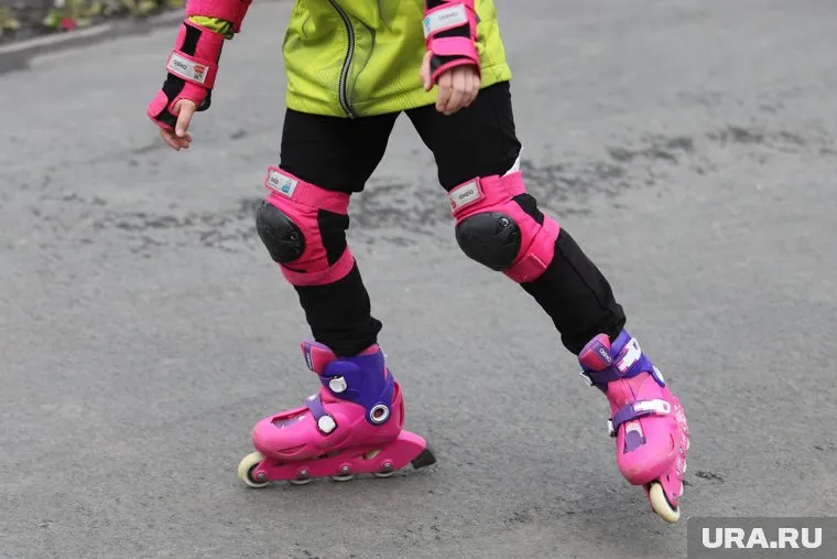 Ребенок на роликах покатился через дорогу