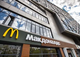 «Да и дети их любят...» Ройзман и клоун Рональд открыли очередной «Макдоналдс» в Екатеринбурге