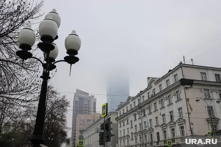 Из-за смога в центре города не видно вершину БЦ «Высоцкий»
