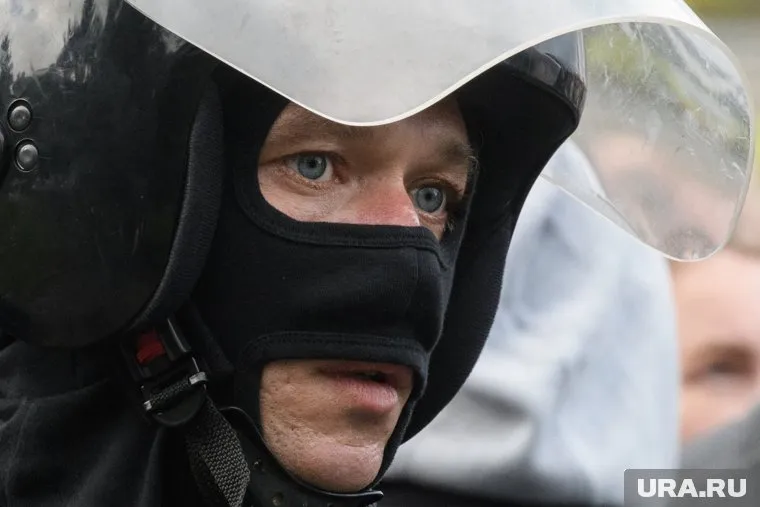 В здание управления пришли люди в масках