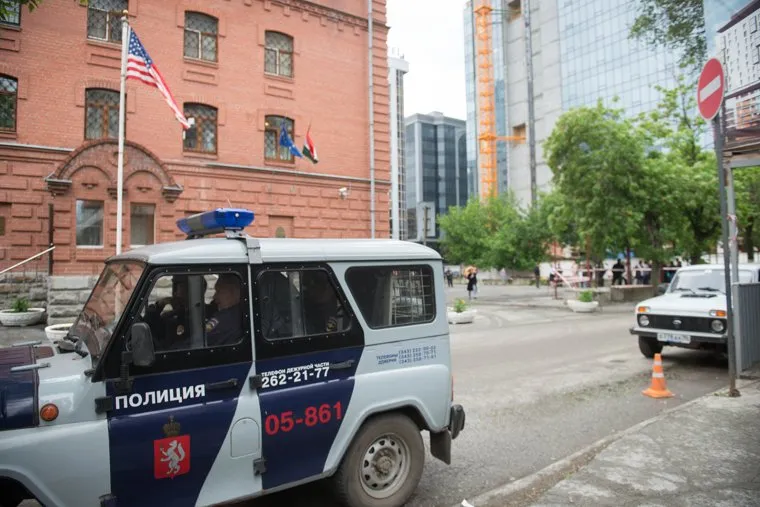 Митинг у американского консульства против геноцида русских. Екатеринбург, консульство сша, полиция россии