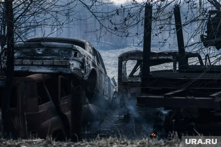 Одна из машин сгорела полностью, вторая тоже получила повреждения (архивное фото)