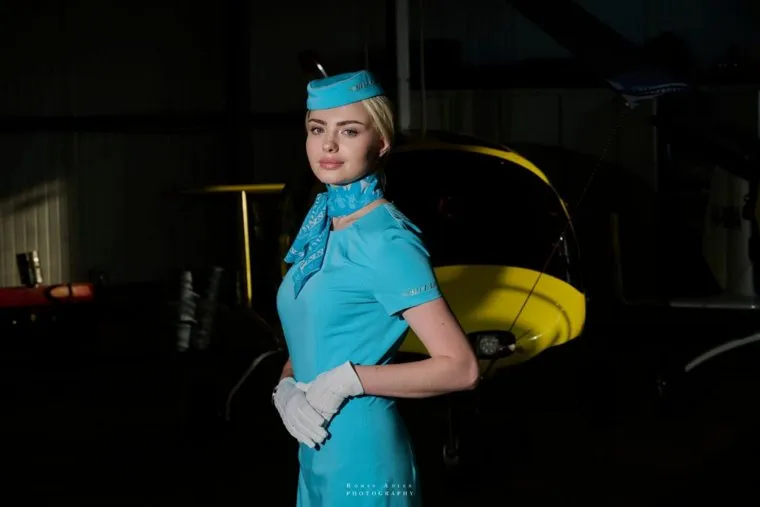 Стюардесса заботится о сервисе и безопасности 