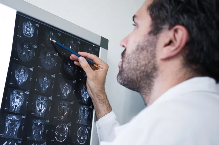 Отделение челюстно-лицевой хирургии в дорожной больнице "РЖД-Медицина" по адресу Байдукова, 63. Екатеринбург , хирургия, рентген, доктор, снимок, медицина, врач, бухер марк, челюстно-лицевая хирургия, просвечивание