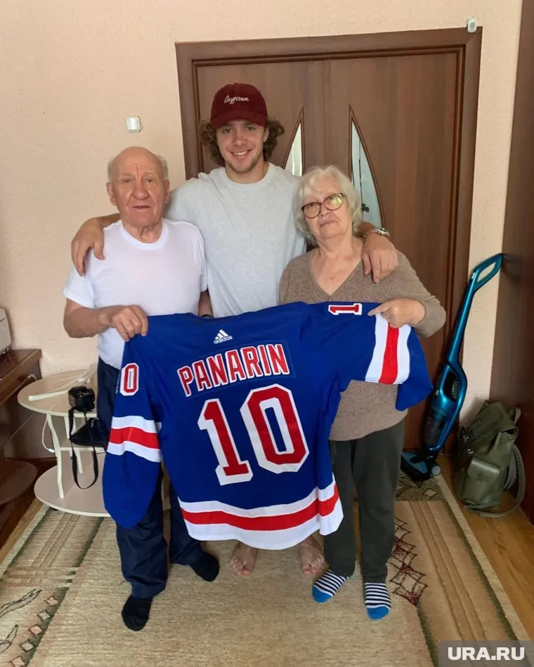 В 2011 году Артемий Панарин (в центре) якобы избил девушку в Риге