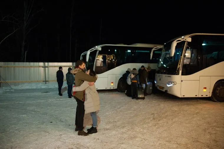 Граждане покидающие карантинную зону санатория "Градостроитель". Тюмень