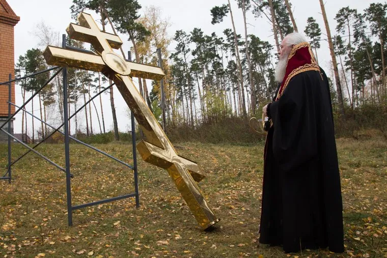 Подъем купола на строящийся храм «В честь новомученников и исповедников Церкви Русской». п.Варгаши , вера, рпц, митрополит иосиф, религия, православие, крест