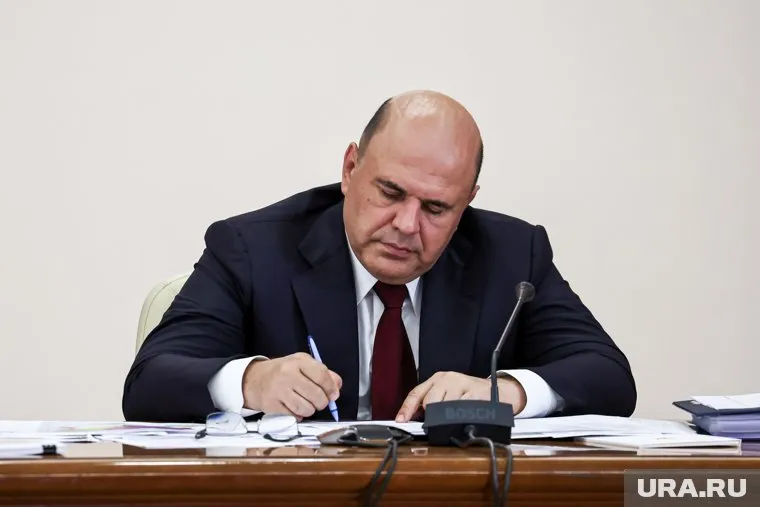 Мишустин должен разработать меры для увеличения зарплат россиян до 15 января