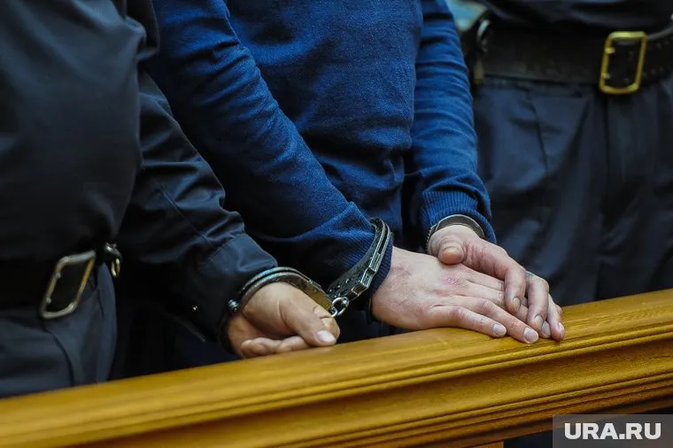 Бывшего полицейского осудили на 6 лет и 7 месяцев колонии