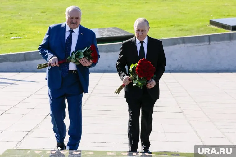 Владимир Путин и Александр Лукашенко посетили мемориальный комплекс «Героям Сталинградской битвы» на Мамаевом кургане. Волгоград