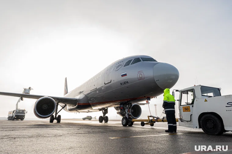 Авиарейс в Сочи из Сургута задерживается из-за позднего прибытия воздушного судна