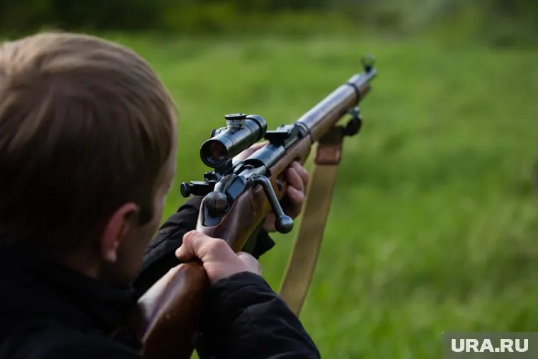 Свердловчанин во время незаконной охоты попал в напарника