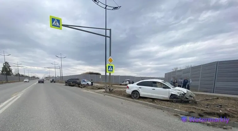 В ДТП пострадали люди и объекты дорожной инфраструктуры