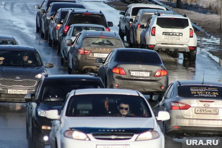 Горожане пожаловались на километровые пробки из-за перекрытия моста в районе Энергетиков