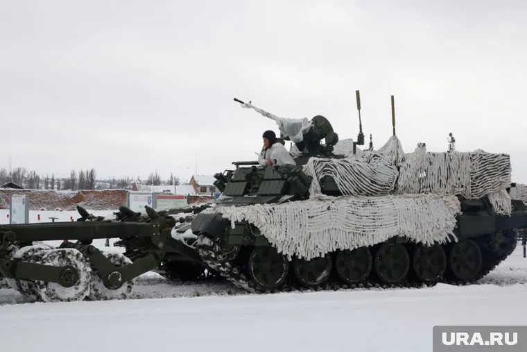 Маскировочные сети, сделанные сотрудниками мэрии, будут отправлены военнослужащим, находящимся в зоне проведения СВО