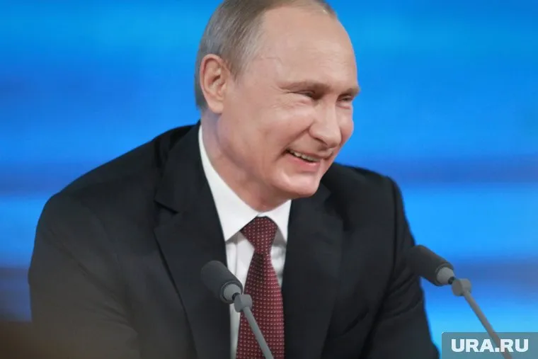 Владимир Путин традиционно играет в хоккей