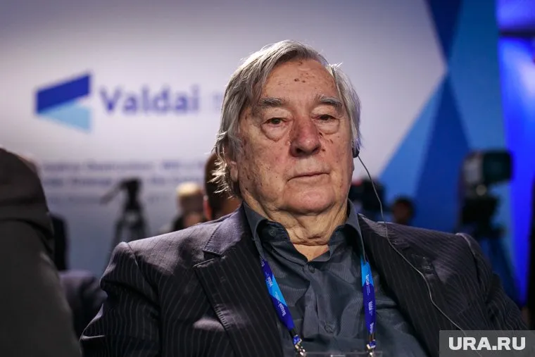 Александр Проханов заявил, что когда-нибудь нынешнее поколение установит на крыше центра «знамя Победы»