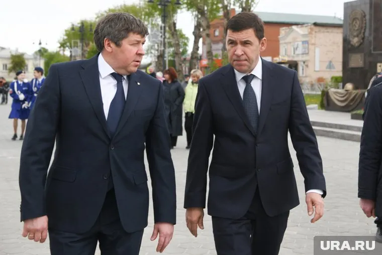 Евгений Куйвашев (справа) дал мэру спецзадание