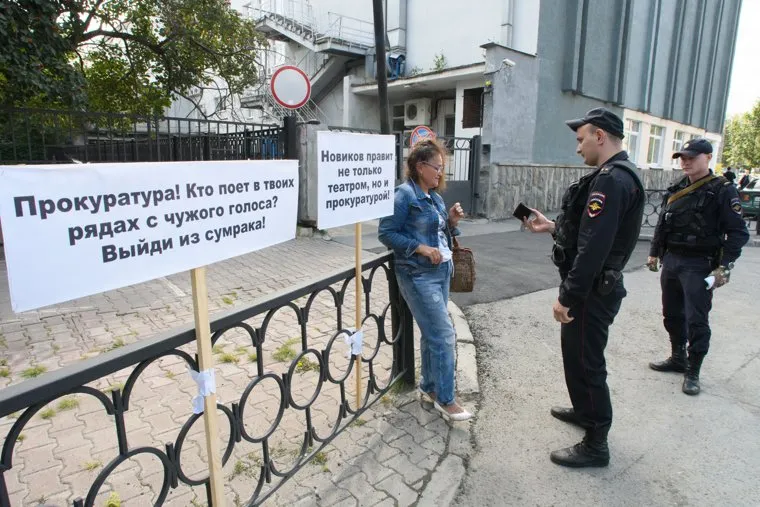 Одиночный пикет пайщицы «Бухты Квинс» у облпрокуратуры. Екатеринбург, акция протеста, проверка документов, булатова зиля, одиночный пикет