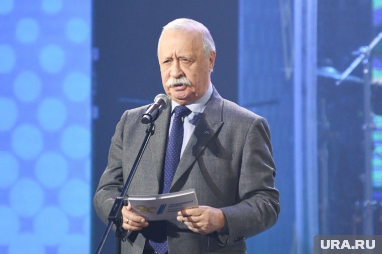 Челябинец подарил Якубовичу портрет Путина в виде гравюры на стали