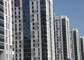 Момент падения ребенка из окна в Тюмени попал на камеры видеонаблюдения