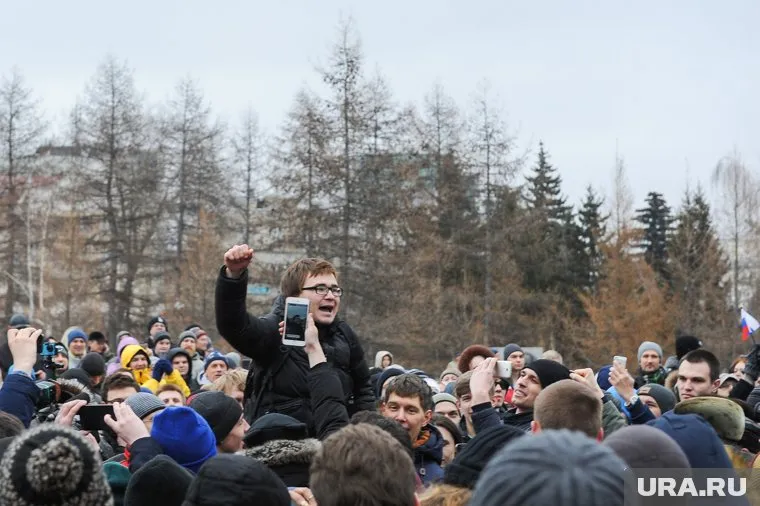 В некоторых городах Урала на улицы вышло достаточно много людей