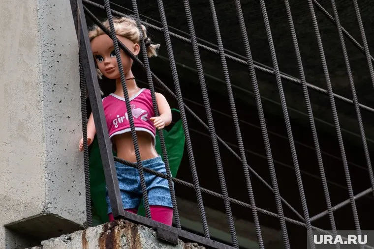 Девочка пошла к соседу, поскольку с ним общается ее отчим