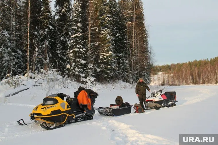 На помощь выехали представители администрации на снегоболотоходе