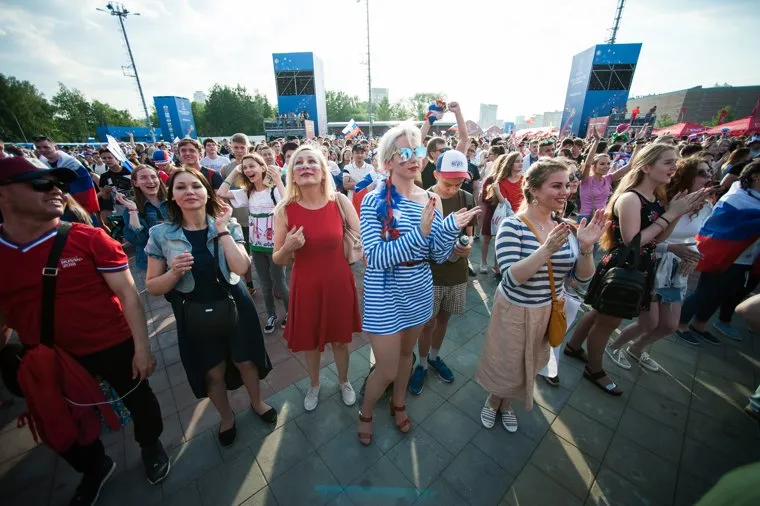 Фан-зона ЦПКиО. Трансляция матча чемпионата мира по футболу между сборной России и сборной Уругвая. Екатеринбург , болельщицы, девушки, фан зона, болельщики сборной россии