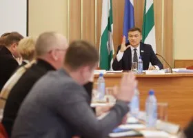 Справа — оппозиция, слева — единороссы: кто окажется ближе всех к спикеру думы Кургана Прозорову