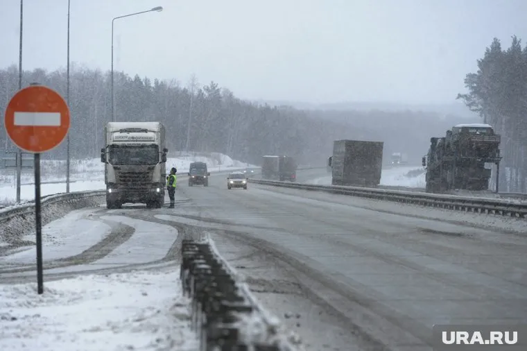 Движение транспорта перекрыли из-за непогоды