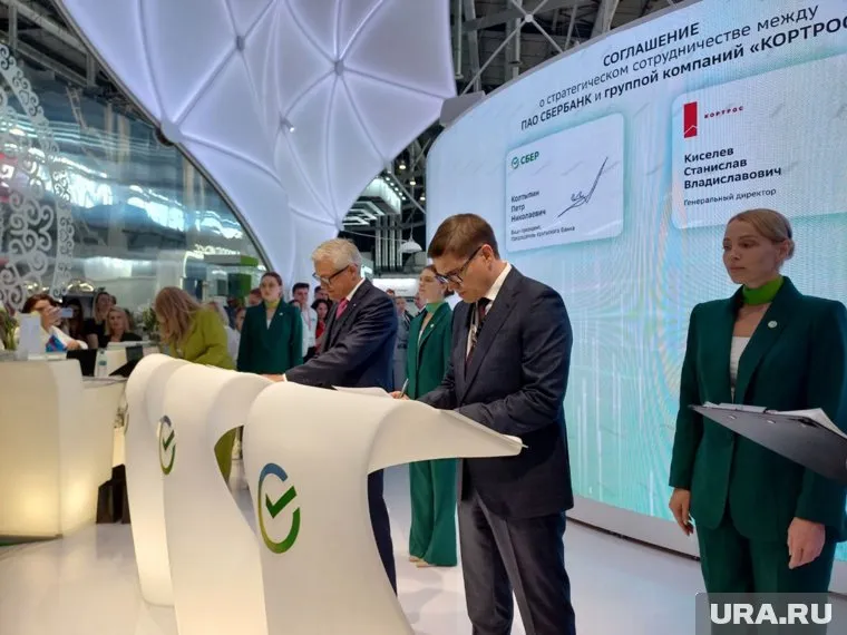 Петр Колтыпин (слева) и Станислав Киселев (справа) подписали на стенде Сбербанка соглашение о сотрудничестве