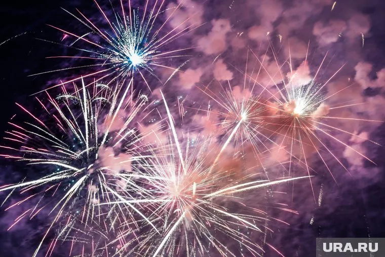 Запускать салюты дома нельзя, напомнили в МЧС