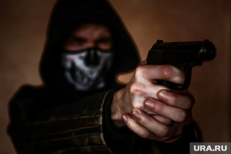 Судя по кадру, грабитель был вооружен пистолетом (архивное фото)