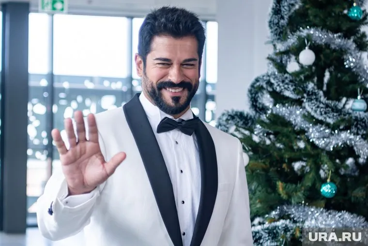 Бурак Озчивит считается одним из самых популярных актеров в Турции