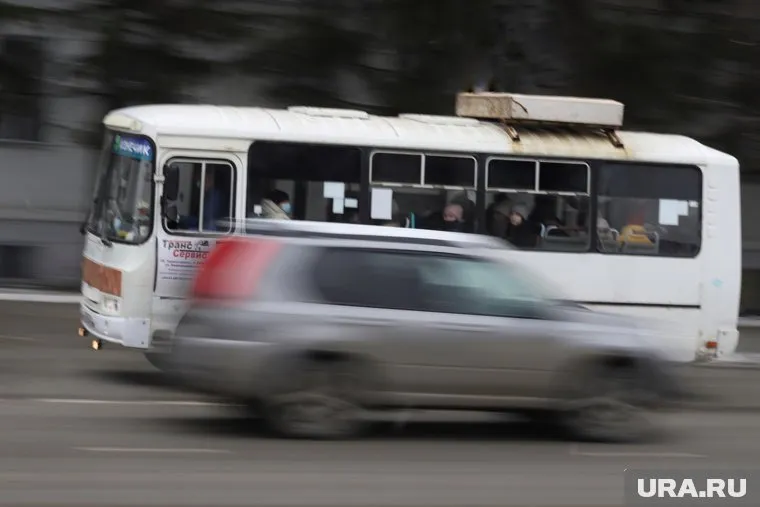 В Кургане пассажирский автобус перевернулся после аварии