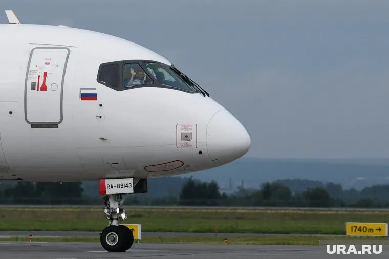 Упавший Sukhoi Superjet-100 был оснащен французским двигателем, детали к которому перестали отправлять в связи с санкциями, передает Mash