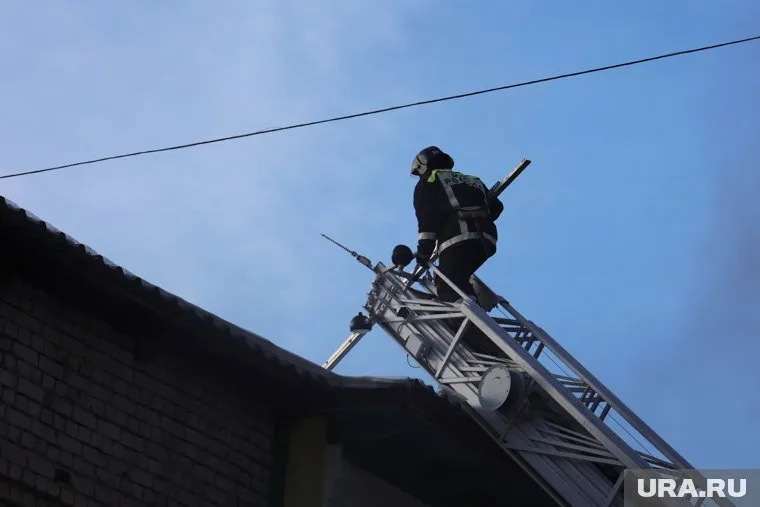 Пожарные тушат огонь в колонии в Соликамске