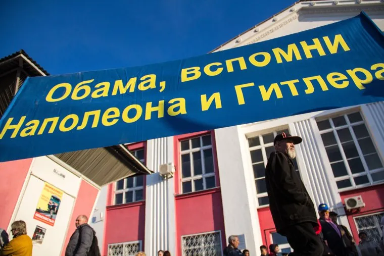 Прибытие поезда ЛДПР на вокзал. Магнитогорск, вокзал, обама, наполеон, лдпр, транспарант, гитлер