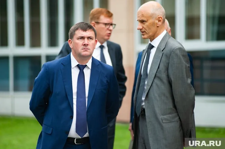 Алексей Шмыков (слева) готовится принять участие в праймериз «Единой России»