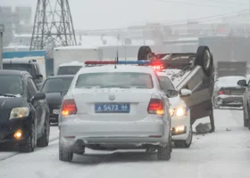 Пермский тракт встал в глухую пробку из-за снегопада