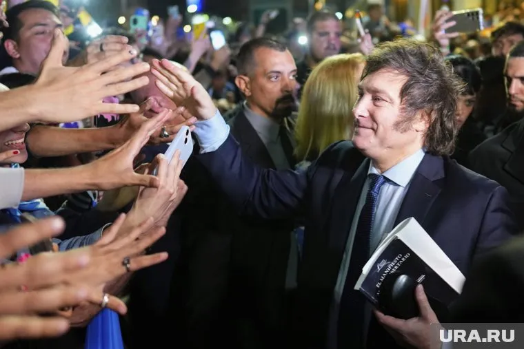 Милей начал свой путь в политике, присоединившись к Либертарианской партии в 2019 году