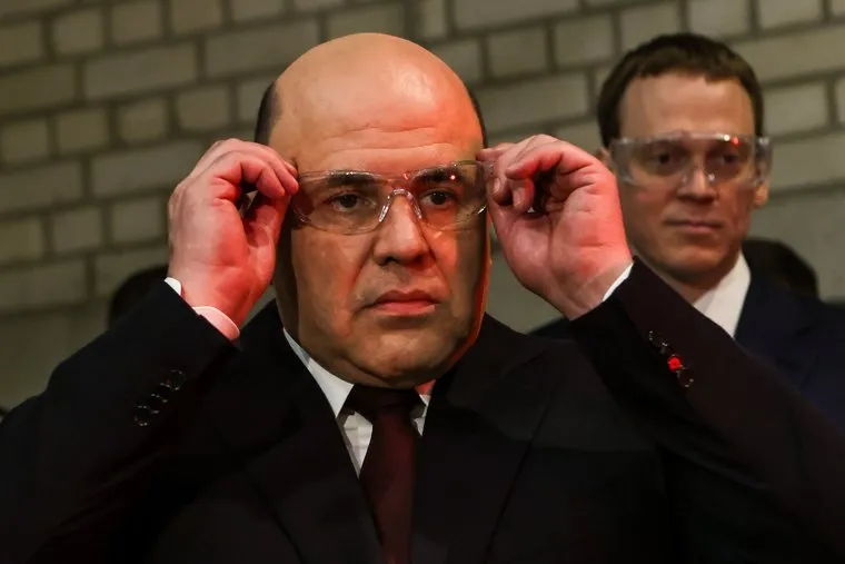 Михаил Мишустин во время посещения завода "Ларта Гласс". Рязань