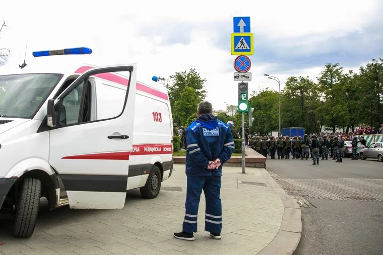 Несанкционированный митинг на Тверской улице. Москва, дорожные знаки, медики, скорая помощь, полицейское оцепление, правопорядок